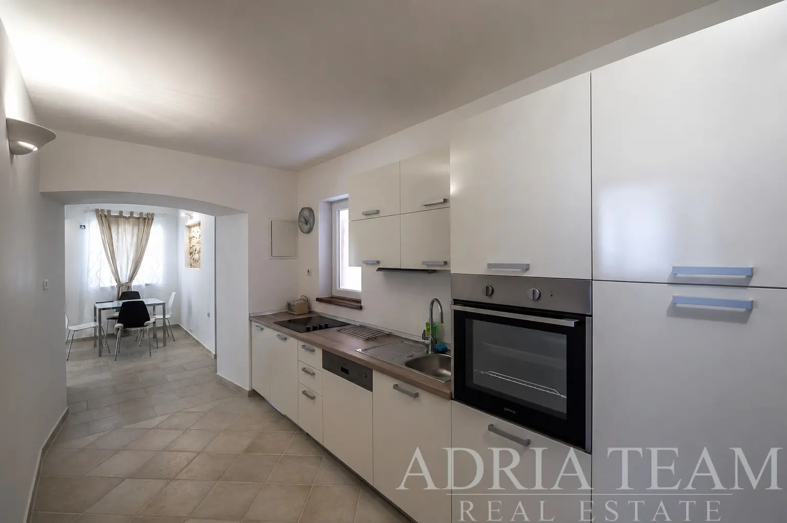 TŘÍPOKOJOVÝ APARTMÁN PRVNÍ ŘADA U MOŘE – VINJERAC, ZADARSKÁ RIVIÉRA