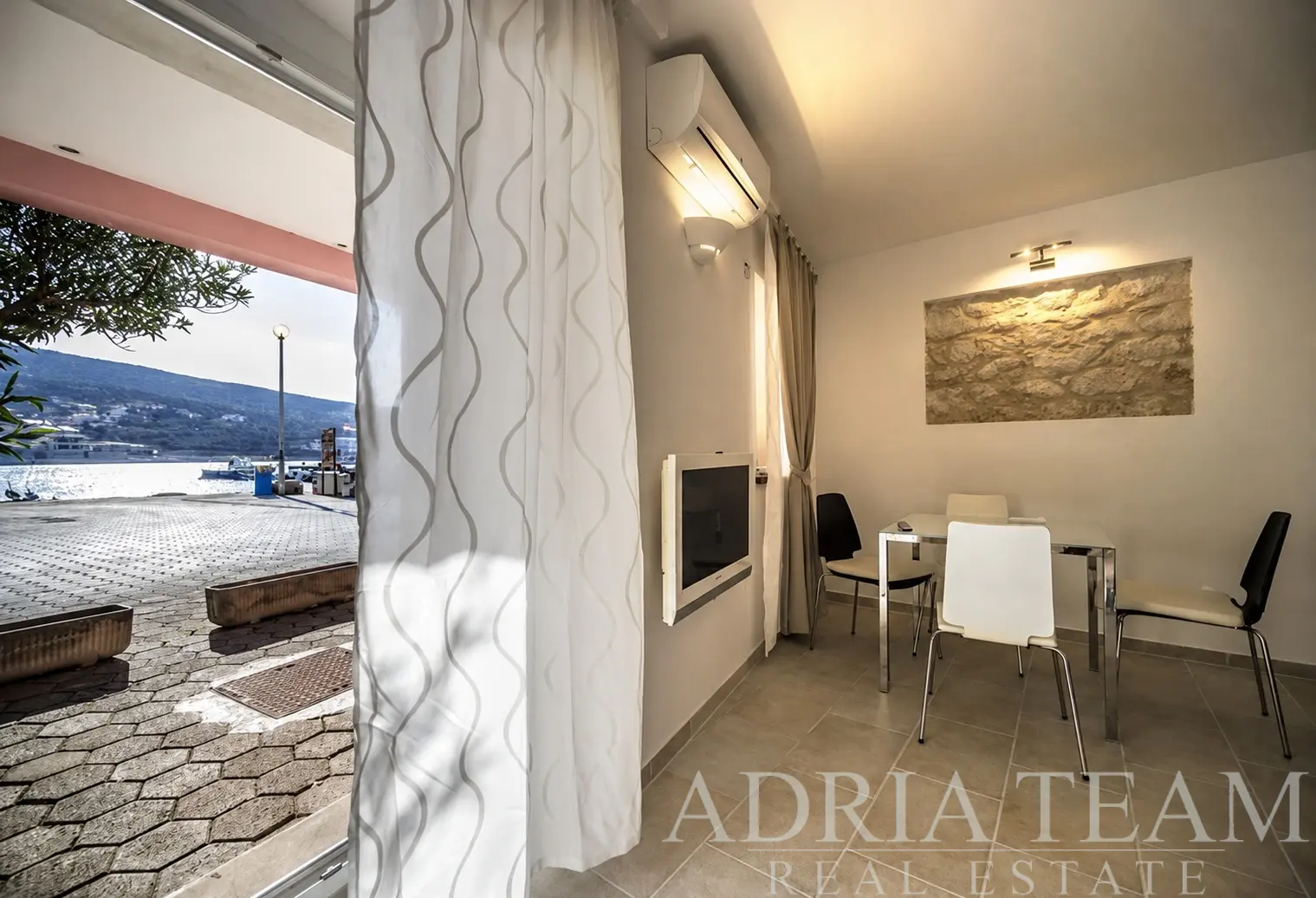 TŘÍPOKOJOVÝ APARTMÁN PRVNÍ ŘADA U MOŘE – VINJERAC, ZADARSKÁ RIVIÉRA