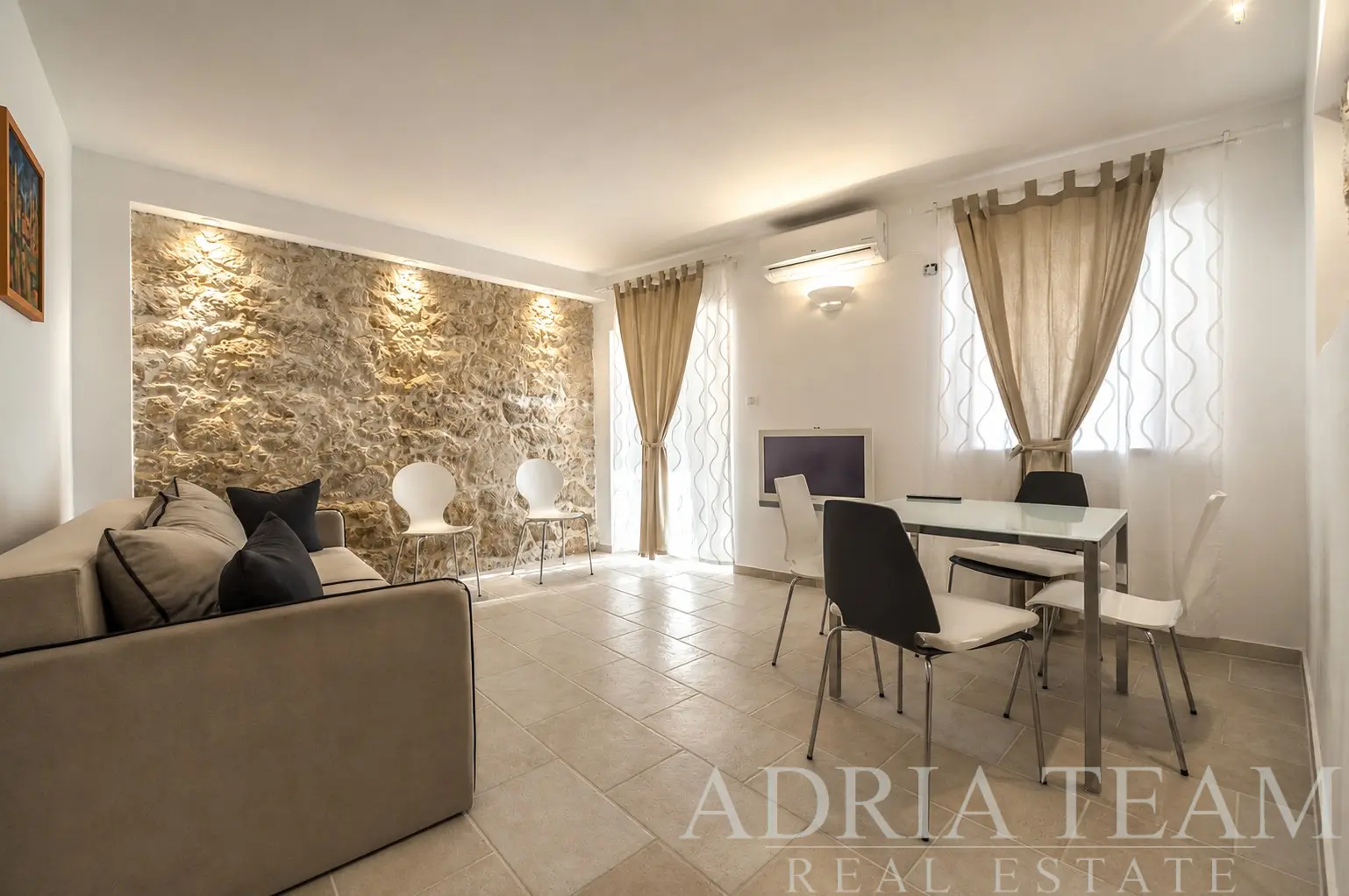 TŘÍPOKOJOVÝ APARTMÁN PRVNÍ ŘADA U MOŘE – VINJERAC, ZADARSKÁ RIVIÉRA