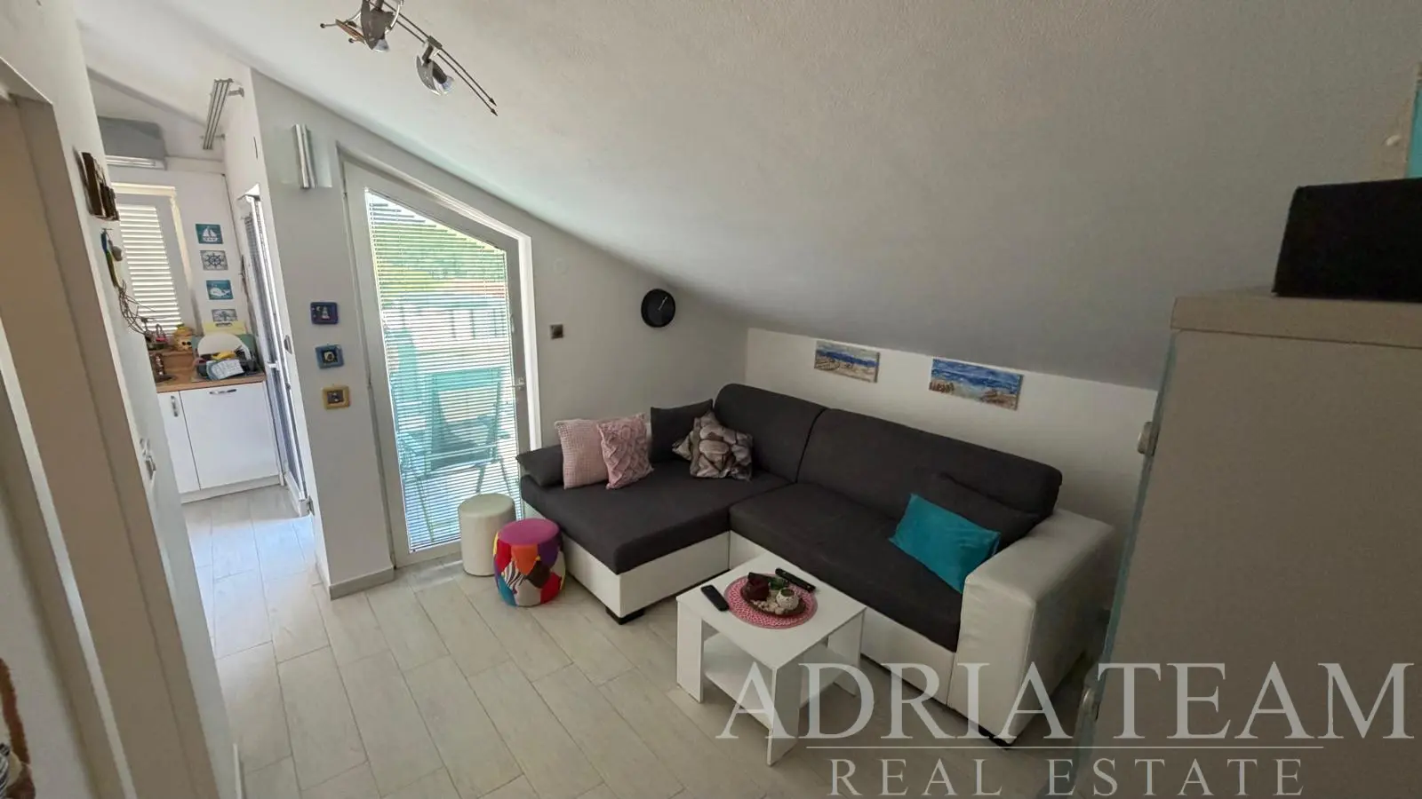 TŘÍPOKOJOVÝ APARTMÁN V PODKROVÍ – POVLJANA, OSTROV PAG