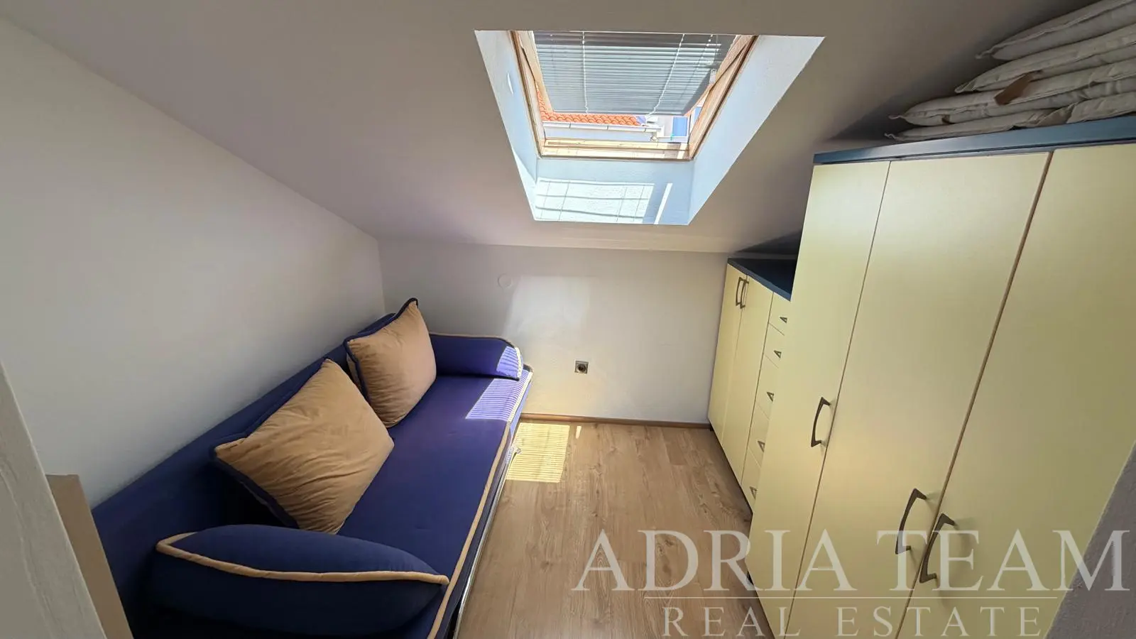 TŘÍPOKOJOVÝ APARTMÁN V PODKROVÍ – POVLJANA, OSTROV PAG