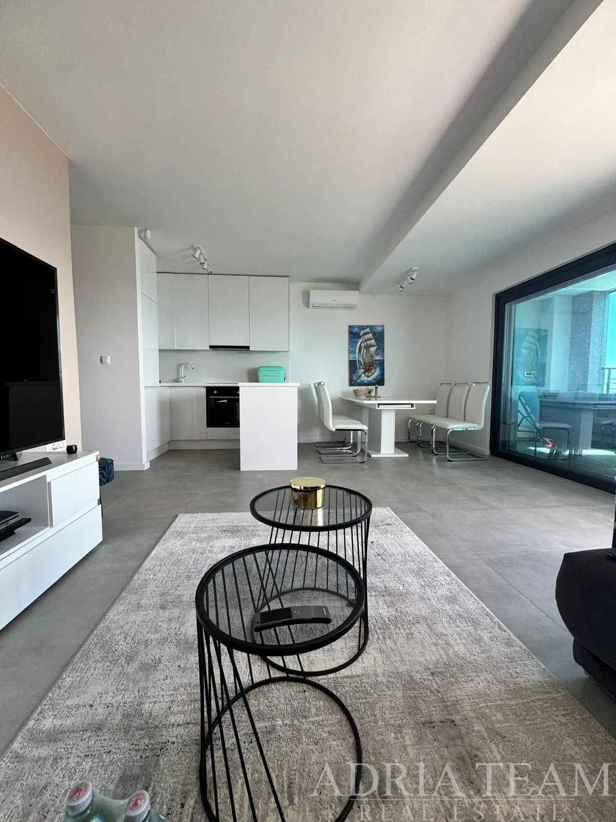 POVLJANA – EXKLUZIVNÍ APARTMÁN SE TŘEMI LOŽNICEMI, TERASOU, SKLEPEM A PARKOVÁNÍM