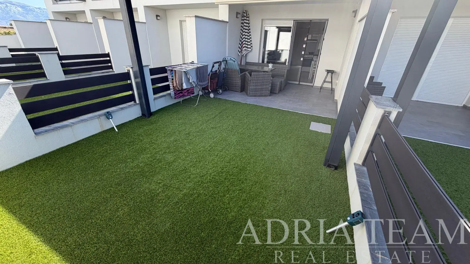 MODERNÍ MEZONETOVÝ APARTMÁN SE ZAHRÁDKOU A TERASAMI, 700 m od moře – POVLJANA, OSTROV PAG