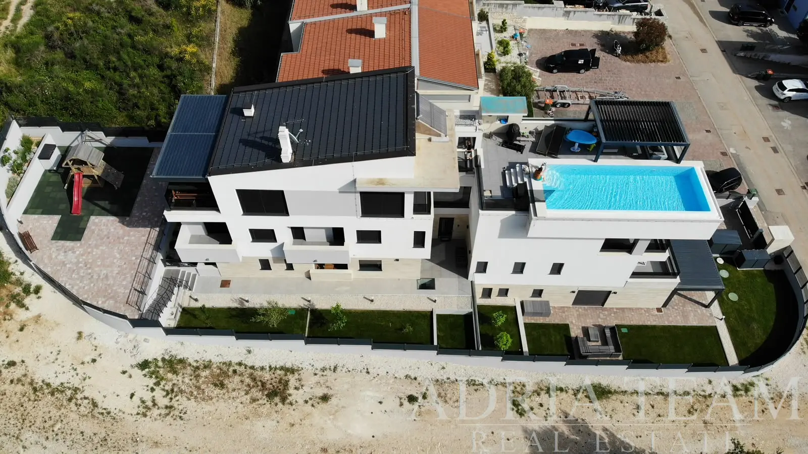 LUXUSNÍ APARTMÁNOVÝ DŮM S PENTHOUSEM A BAZÉNEM – ZADAR, DIKLO