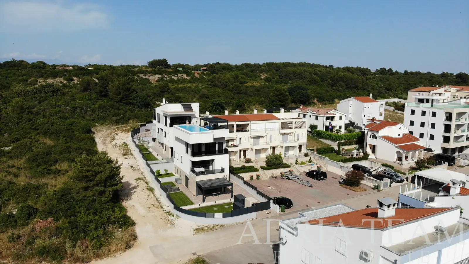 LUXUSNÍ APARTMÁNOVÝ DŮM S PENTHOUSEM A BAZÉNEM – ZADAR, DIKLO