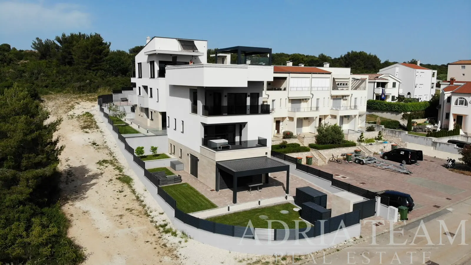 LUXUSNÍ APARTMÁNOVÝ DŮM S PENTHOUSEM A BAZÉNEM – ZADAR, DIKLO