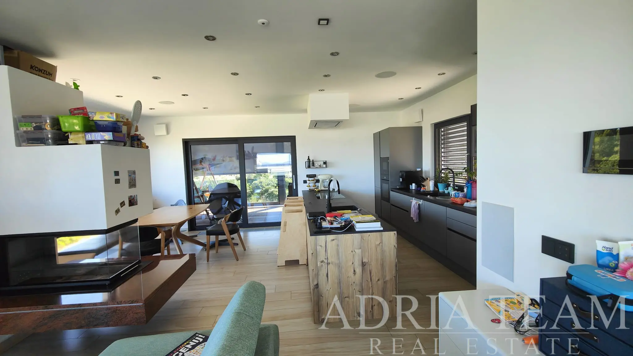 LUXUSNÍ APARTMÁNOVÝ DŮM S PENTHOUSEM A BAZÉNEM – ZADAR, DIKLO