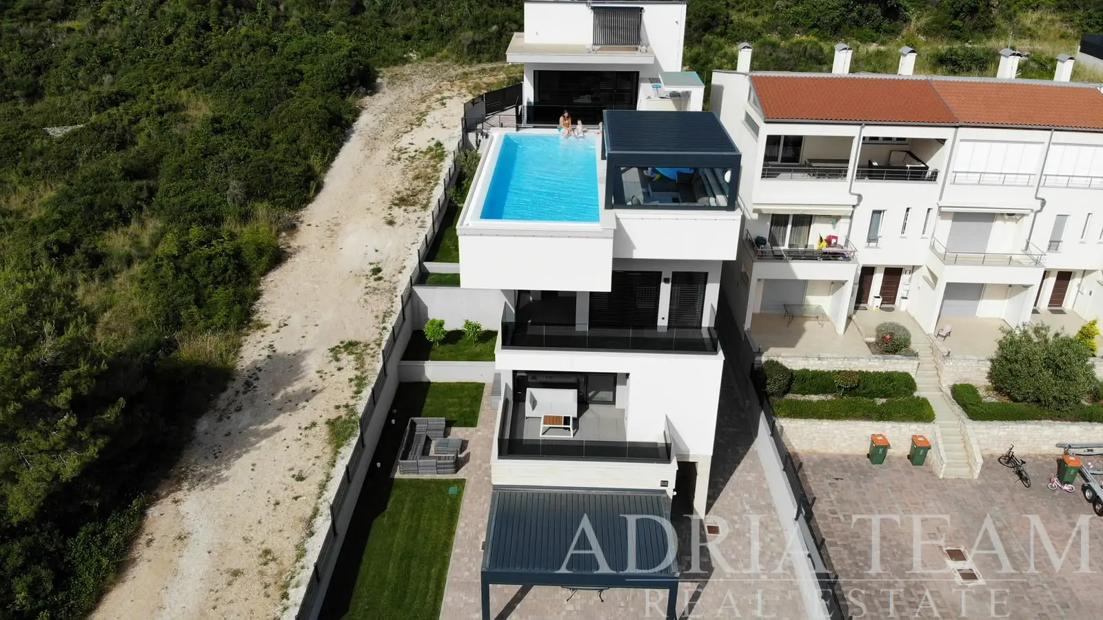 LUXUSNÍ APARTMÁNOVÝ DŮM S PENTHOUSEM A BAZÉNEM – ZADAR, DIKLO
