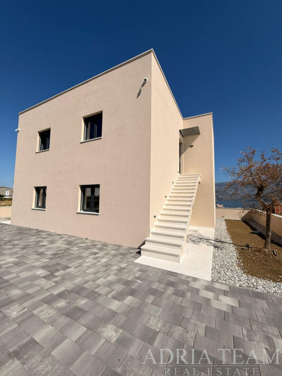 MODERNÍ TŘÍPOKOJOVÝ APARTMÁN V NOVOSTAVBĚ S VÝHLEDEM NA MOŘE A VELEBIT – RAŽANAC nemovitost na prodej