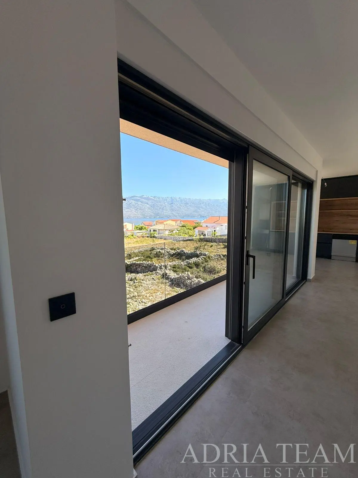 MODERNÍ TŘÍPOKOJOVÝ APARTMÁN V NOVOSTAVBĚ S VÝHLEDEM NA MOŘE A VELEBIT – RAŽANAC