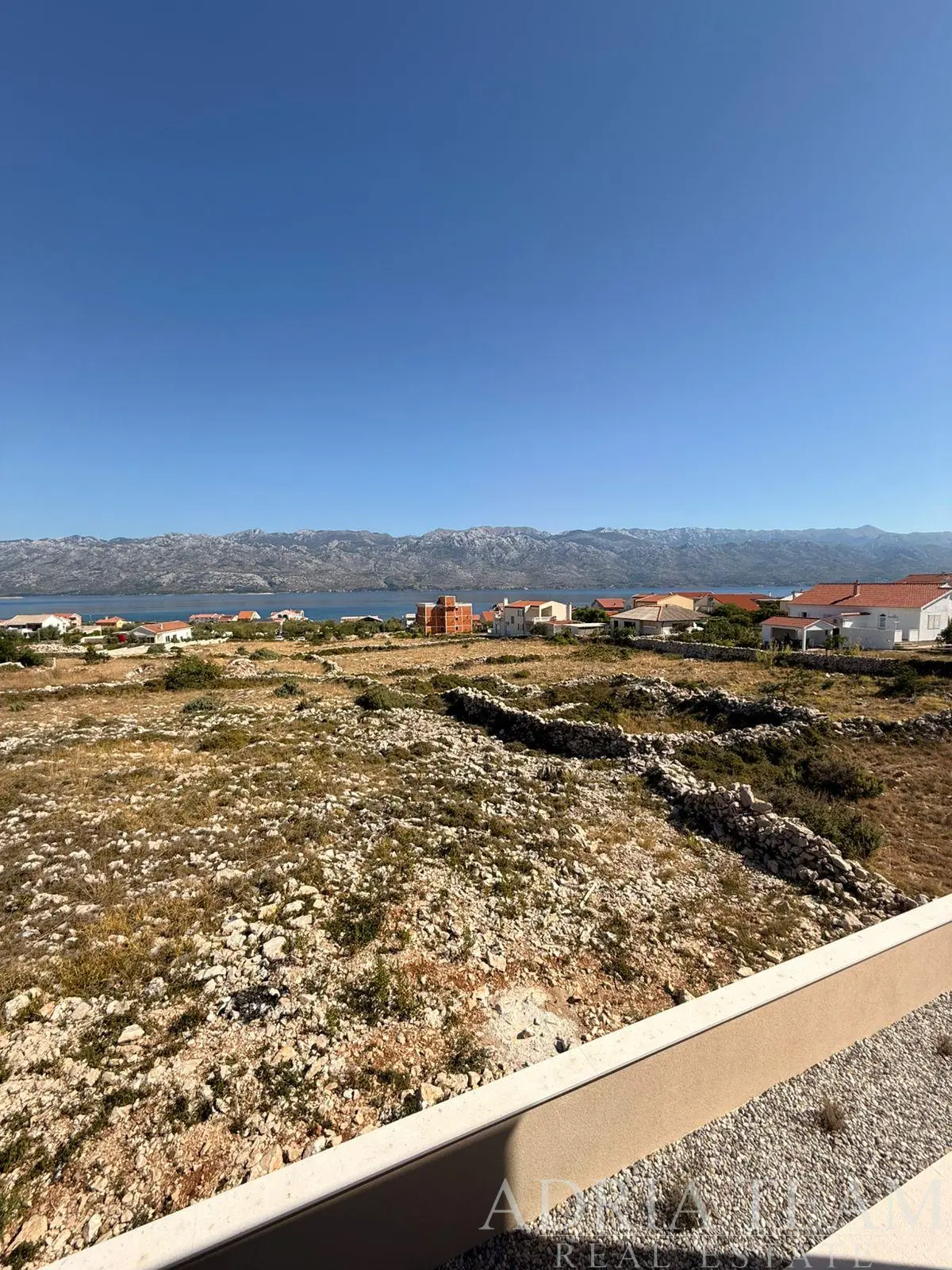 MODERNÍ TŘÍPOKOJOVÝ APARTMÁN V NOVOSTAVBĚ S VÝHLEDEM NA MOŘE A VELEBIT – RAŽANAC