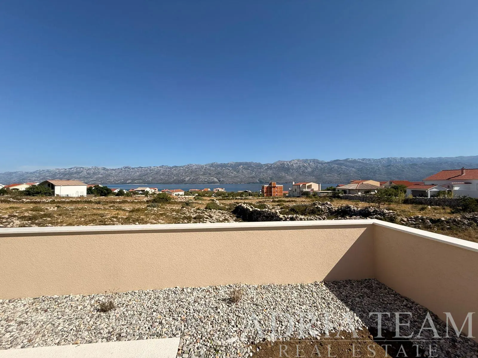 MODERNÍ TŘÍPOKOJOVÝ APARTMÁN V NOVOSTAVBĚ S VÝHLEDEM NA MOŘE A VELEBIT – RAŽANAC