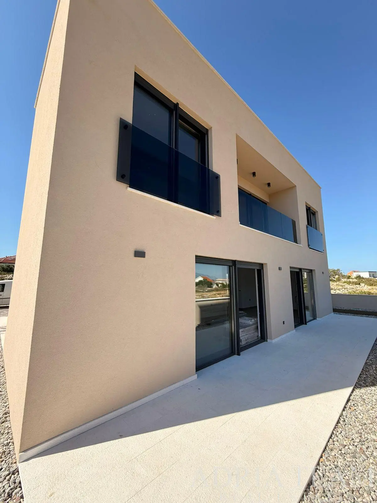 MODERNÍ TŘÍPOKOJOVÝ APARTMÁN V NOVOSTAVBĚ S VÝHLEDEM NA MOŘE A VELEBIT – RAŽANAC