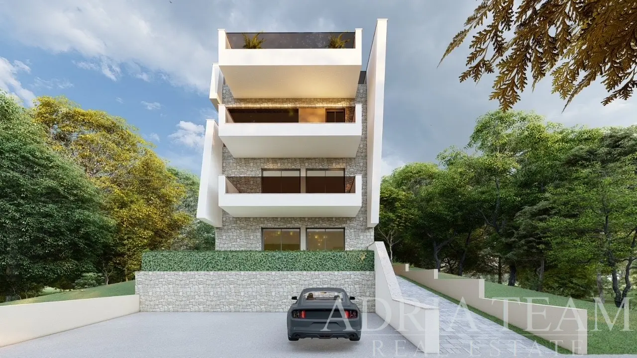 MODERNÍ MEZONETOVÝ TŘÍPOKOJOVÝ APARTMÁN S PŘEDZAHRÁDKOU A PANORAMATICKÝM VÝHLEDEM NA MOŘE – KOŽINO