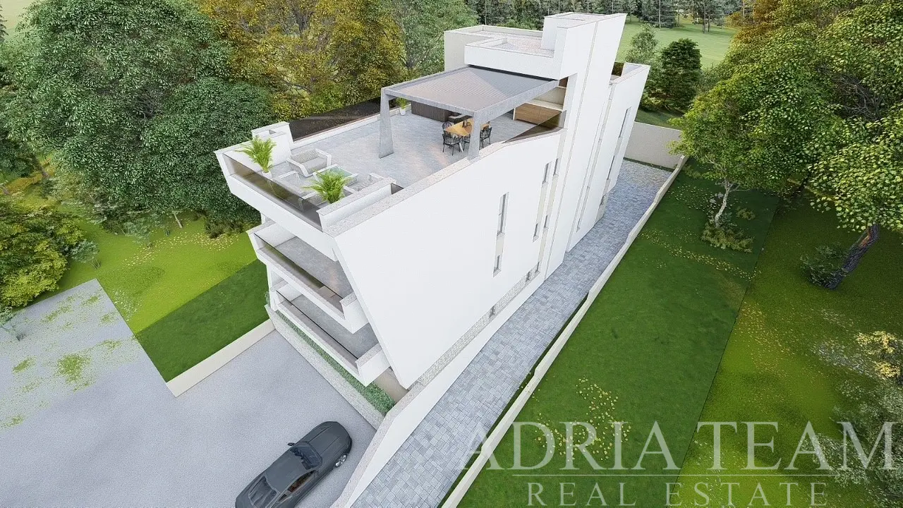 MODERNÍ MEZONETOVÝ TŘÍPOKOJOVÝ APARTMÁN S PŘEDZAHRÁDKOU A PANORAMATICKÝM VÝHLEDEM NA MOŘE – KOŽINO