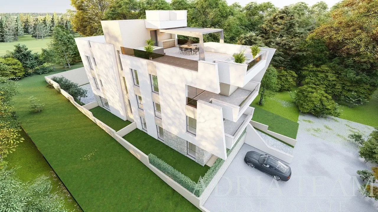MODERNÍ MEZONETOVÝ TŘÍPOKOJOVÝ APARTMÁN S PŘEDZAHRÁDKOU A PANORAMATICKÝM VÝHLEDEM NA MOŘE – KOŽINO
