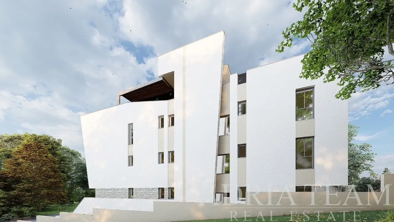 MODERNÍ MEZONETOVÝ TŘÍPOKOJOVÝ APARTMÁN S PŘEDZAHRÁDKOU A PANORAMATICKÝM VÝHLEDEM NA MOŘE – KOŽINO