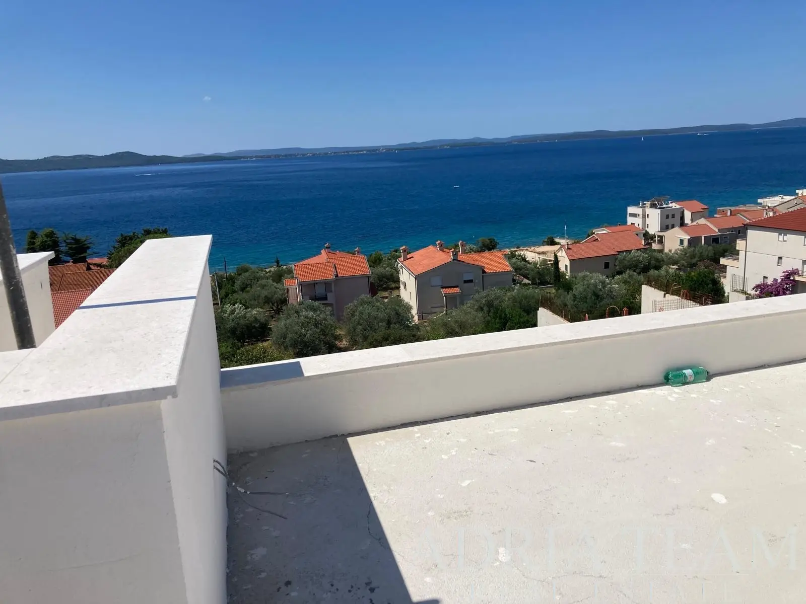 LUXUSNÍ ČTYŘPOKOJOVÝ PENTHOUSE SE SOUKROMÝM VÝTAHEM, STŘEŠNÍMI TERASAMI A PANORAMATICKÝM VÝHLEDEM NA MOŘE – KOŽINO