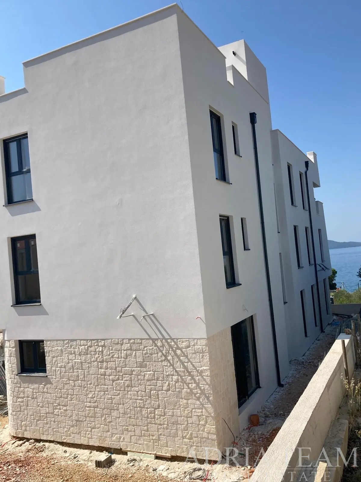 LUXUSNÍ ČTYŘPOKOJOVÝ PENTHOUSE SE SOUKROMÝM VÝTAHEM, STŘEŠNÍMI TERASAMI A PANORAMATICKÝM VÝHLEDEM NA MOŘE – KOŽINO