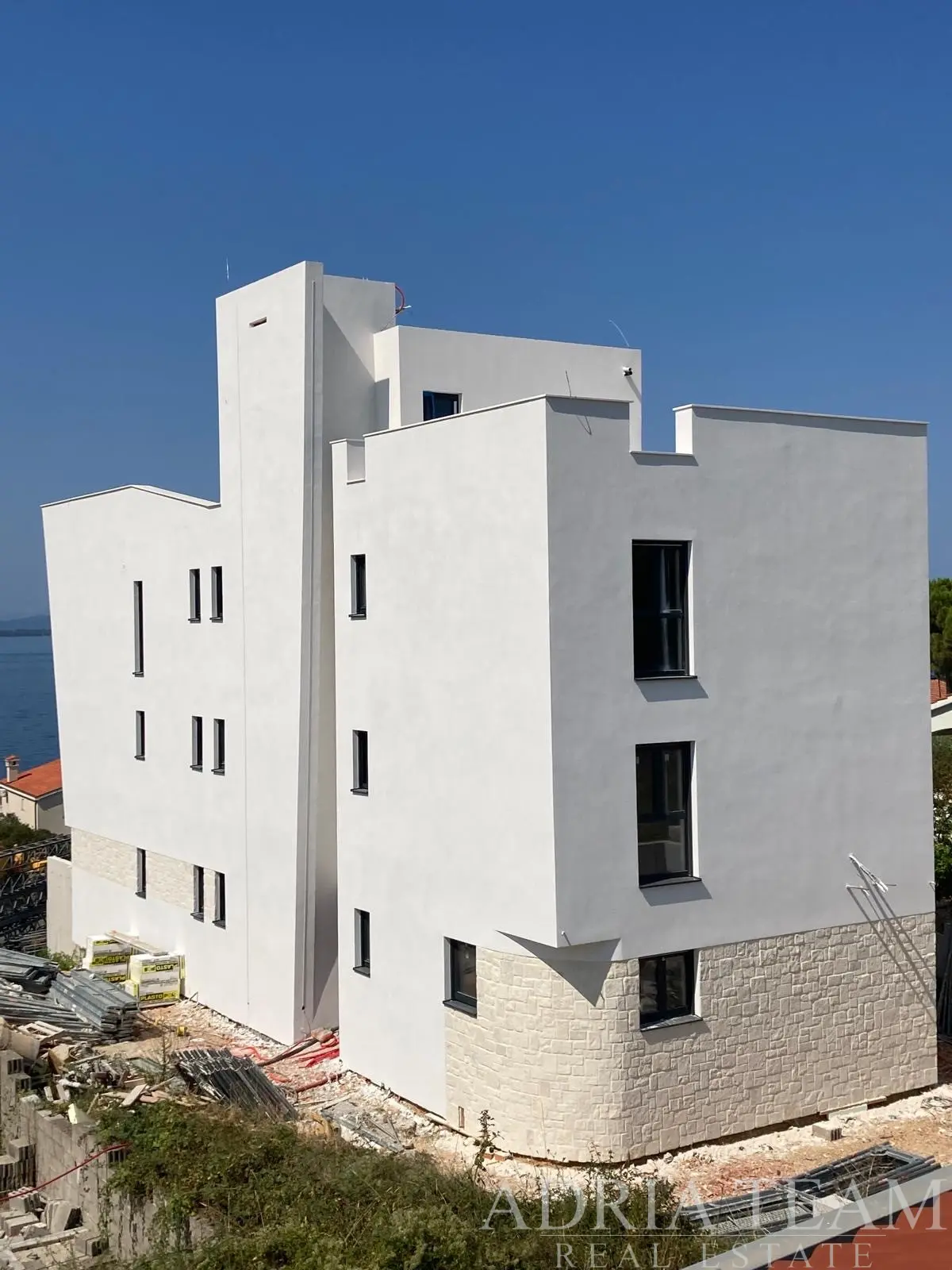LUXUSNÍ ČTYŘPOKOJOVÝ PENTHOUSE SE SOUKROMÝM VÝTAHEM, STŘEŠNÍMI TERASAMI A PANORAMATICKÝM VÝHLEDEM NA MOŘE – KOŽINO