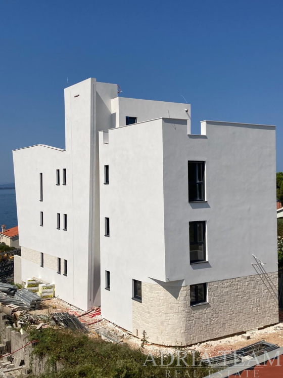 LUXUSNÍ ČTYŘPOKOJOVÝ PENTHOUSE SE SOUKROMÝM VÝTAHEM, STŘEŠNÍMI TERASAMI A PANORAMATICKÝM VÝHLEDEM NA MOŘE – KOŽINO nemovitost na prodej