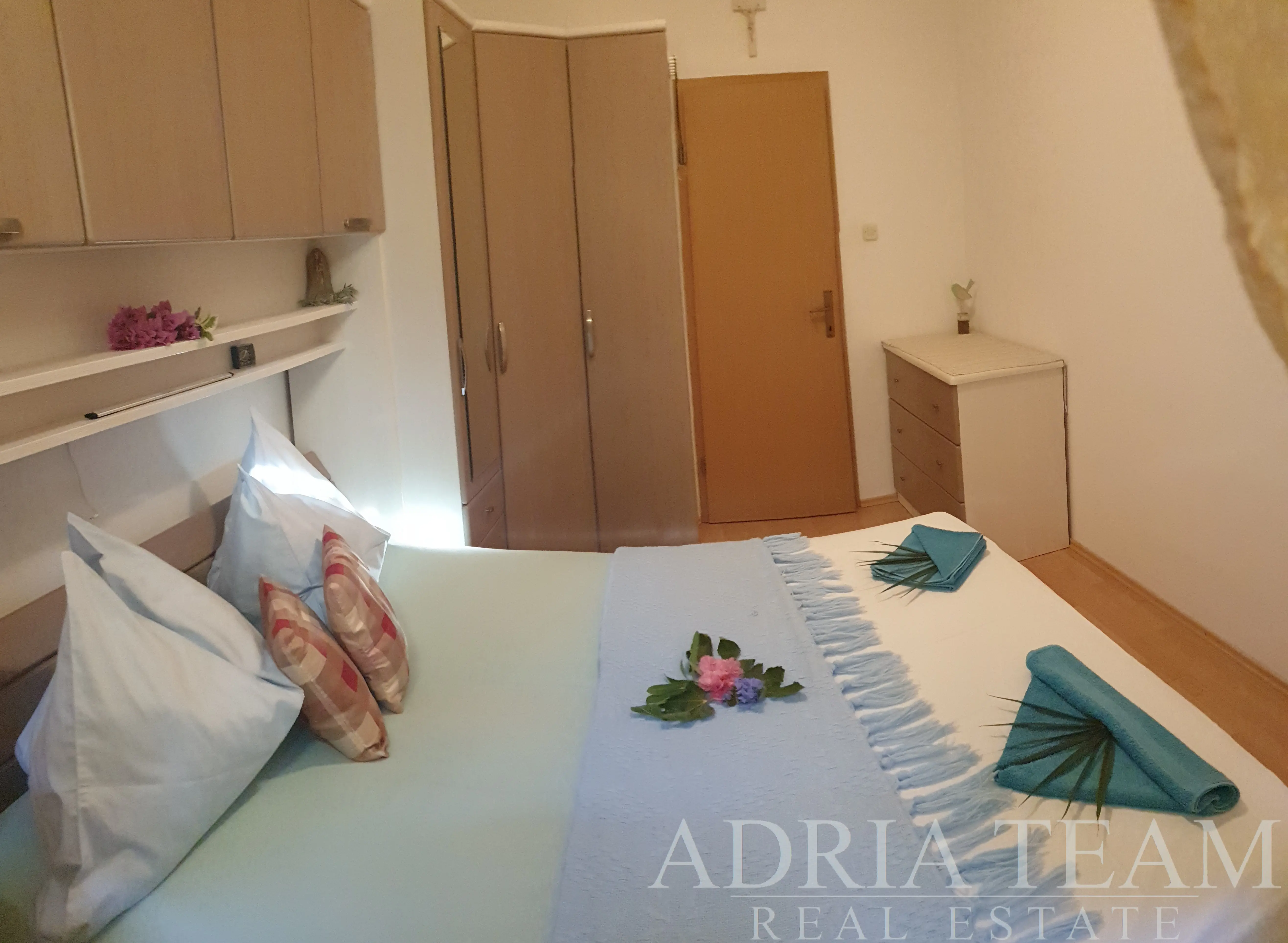 DVOJPOKOJOVÝ APARTMÁN S TERASOU V CENTRU SUPETARU, 50 M OD MOŘE – BRAČ