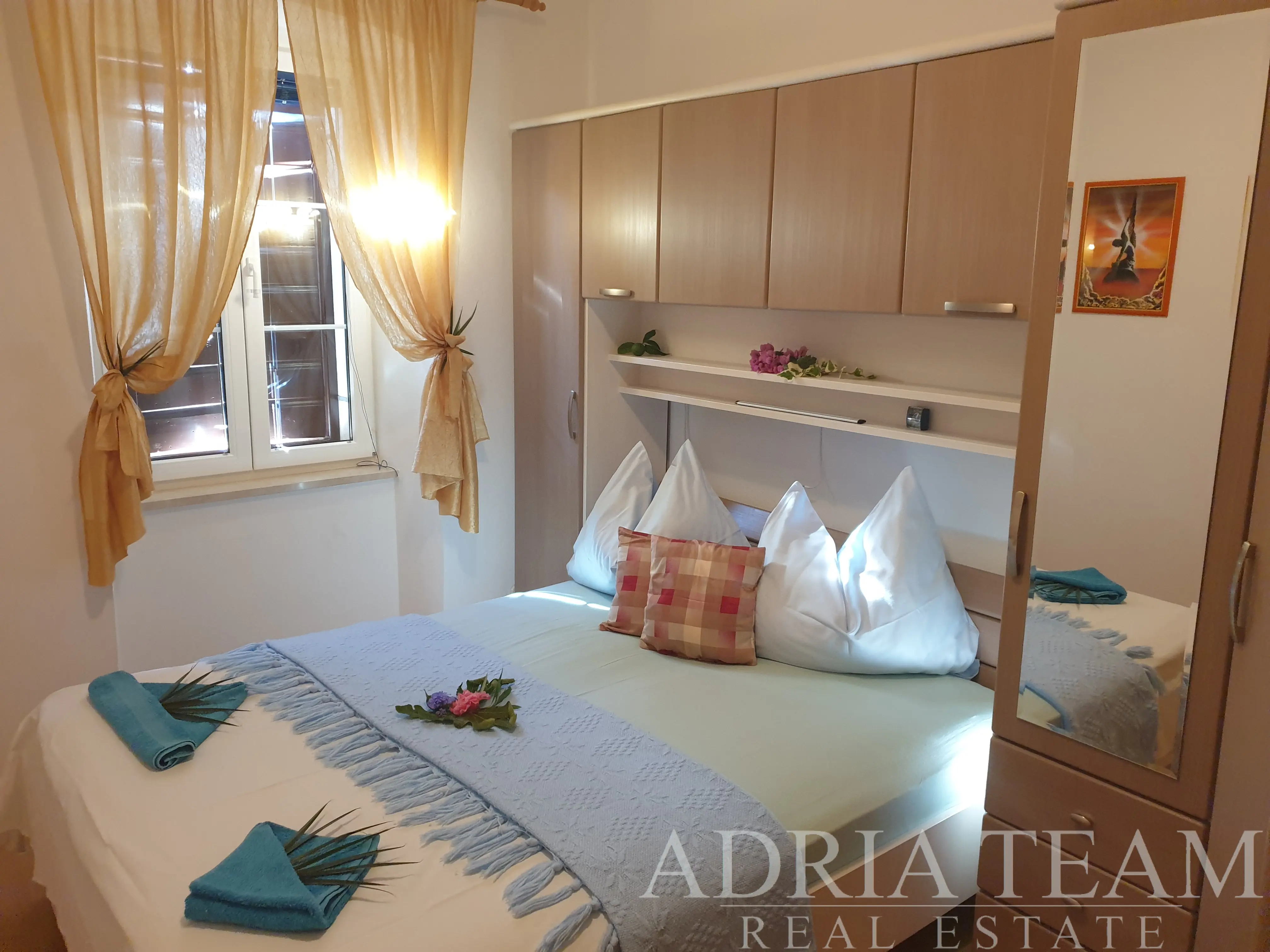 DVOJPOKOJOVÝ APARTMÁN S TERASOU V CENTRU SUPETARU, 50 M OD MOŘE – BRAČ