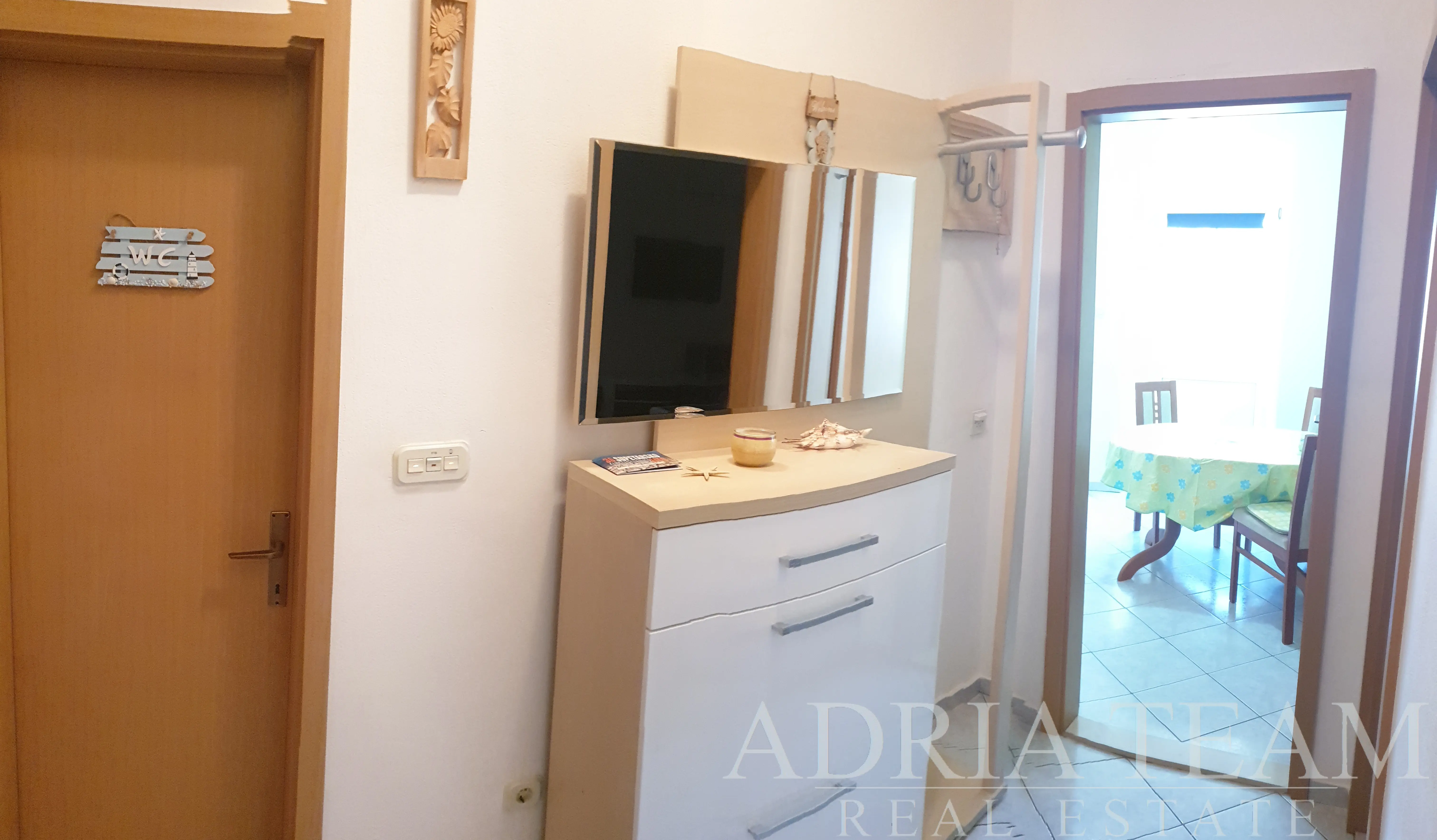 DVOJPOKOJOVÝ APARTMÁN S TERASOU V CENTRU SUPETARU, 50 M OD MOŘE – BRAČ