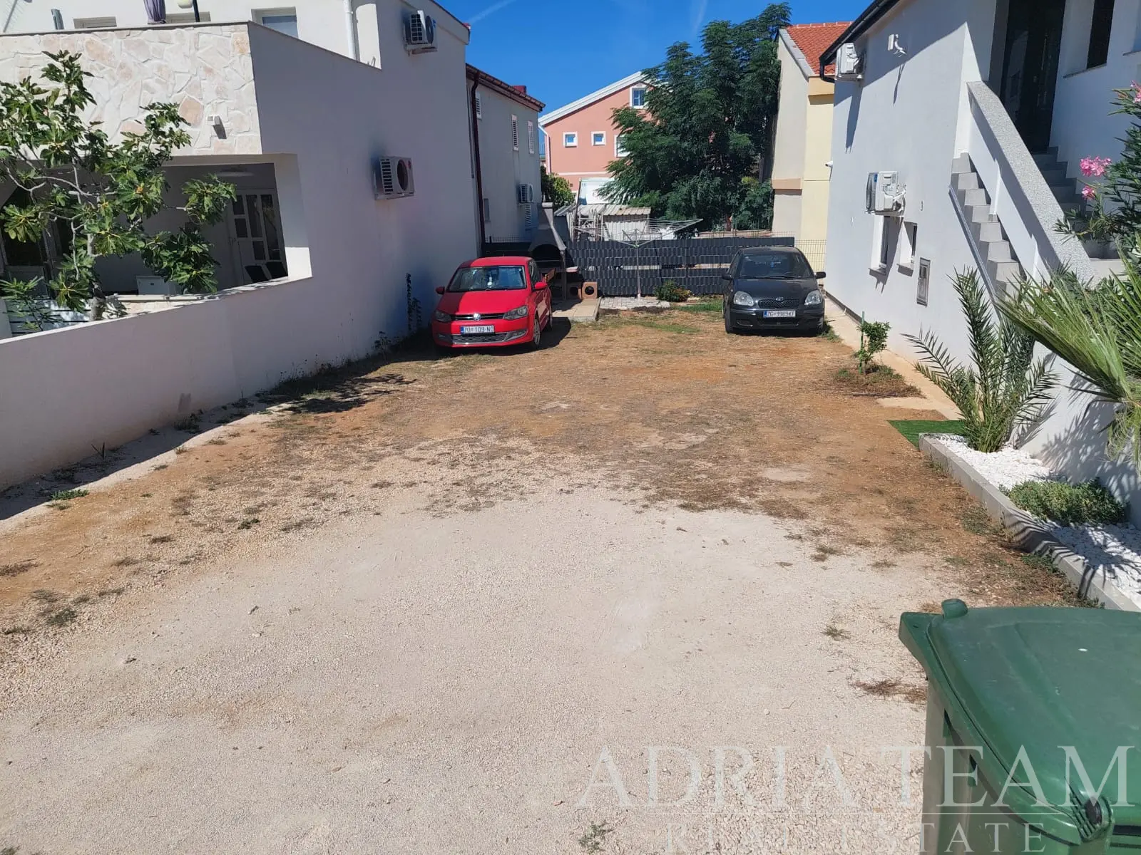 RENOVOVANÝ APARTMÁNOVÝ DŮM SE 4 APARTMÁNY A DALŠÍM POZEMKEM, 150 M OD MOŘE – VIR