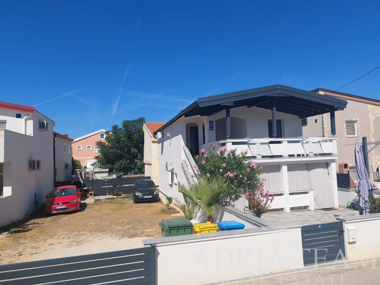 RENOVOVANÝ APARTMÁNOVÝ DŮM SE 4 APARTMÁNY A DALŠÍM POZEMKEM, 150 M OD MOŘE – VIR