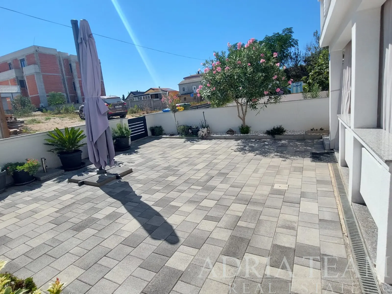 RENOVOVANÝ APARTMÁNOVÝ DŮM SE 4 APARTMÁNY A DALŠÍM POZEMKEM, 150 M OD MOŘE – VIR