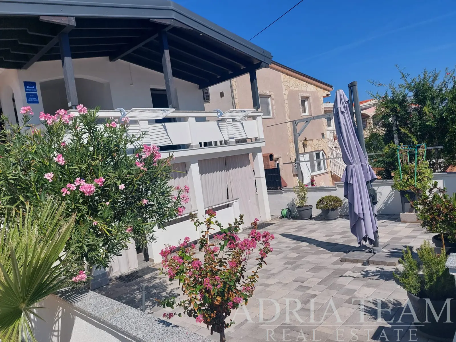 RENOVOVANÝ APARTMÁNOVÝ DŮM SE 4 APARTMÁNY A DALŠÍM POZEMKEM, 150 M OD MOŘE – VIR