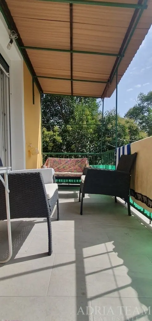 RENOVOVANÝ TŘÍPOKOJOVÝ APARTMÁN S DALŠÍM OBYTNÝM PROSTOREM A PARKOVÁNÍM – ZADAR, MARASKA PARK