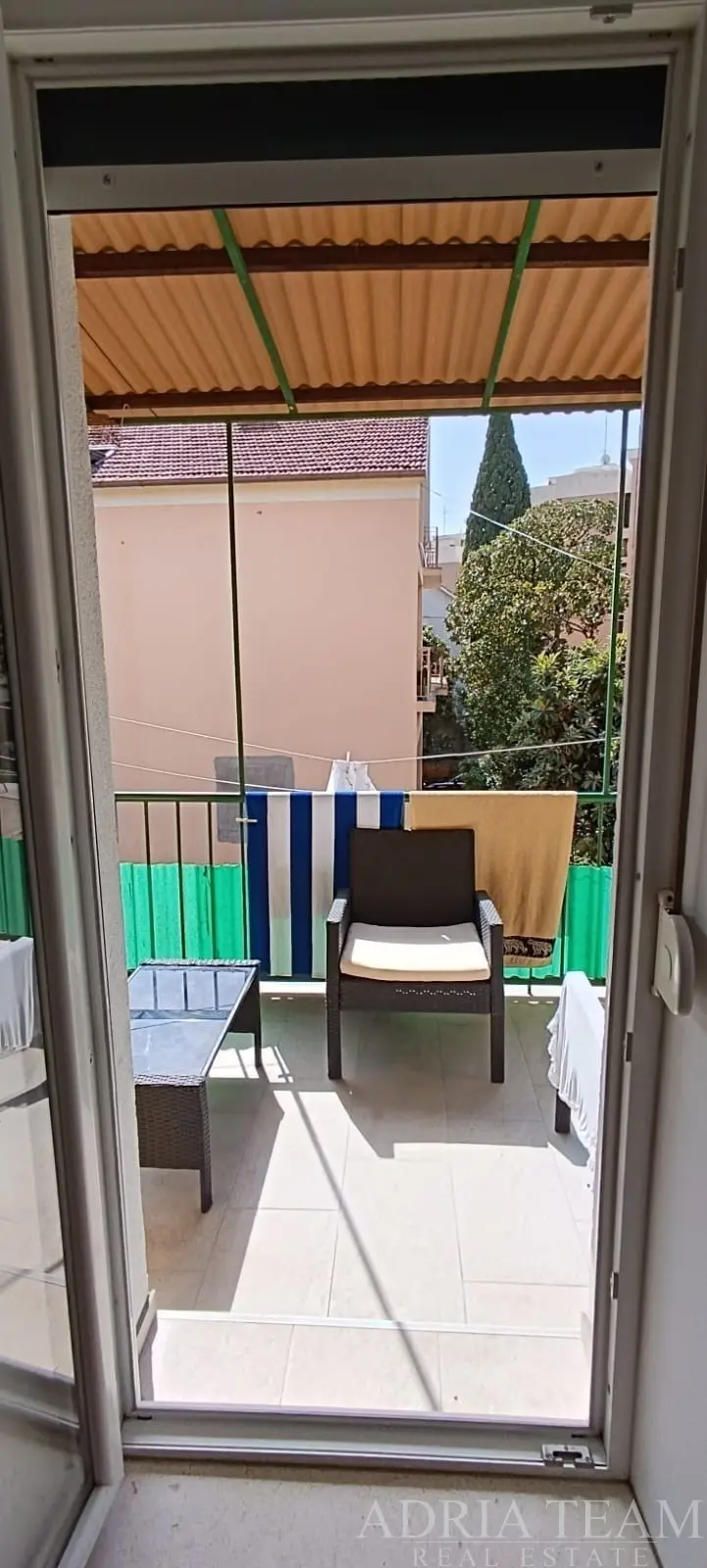 RENOVOVANÝ TŘÍPOKOJOVÝ APARTMÁN S DALŠÍM OBYTNÝM PROSTOREM A PARKOVÁNÍM – ZADAR, MARASKA PARK