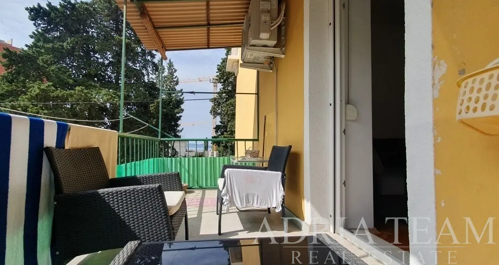 RENOVOVANÝ TŘÍPOKOJOVÝ APARTMÁN S DALŠÍM OBYTNÝM PROSTOREM A PARKOVÁNÍM – ZADAR, MARASKA PARK
