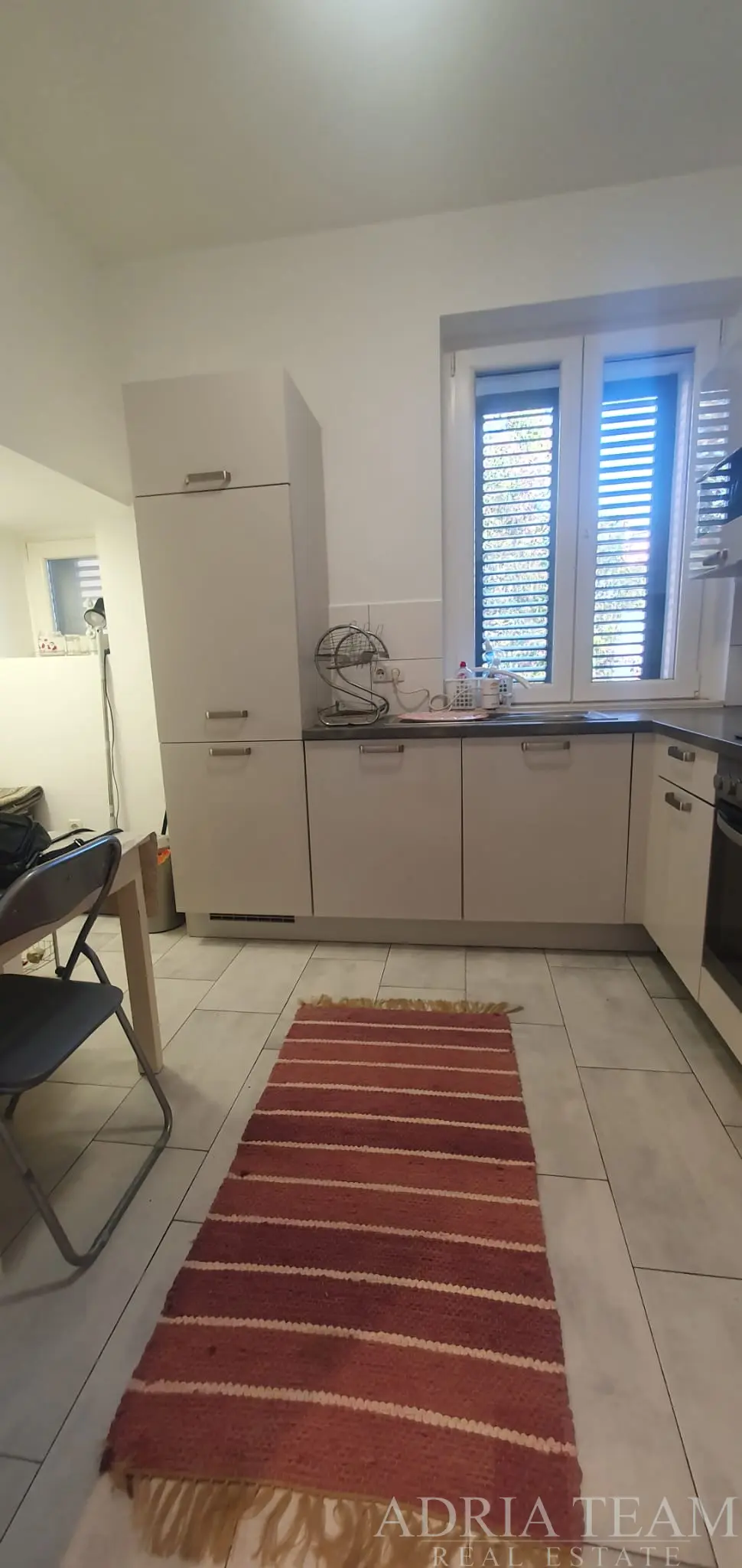 RENOVOVANÝ TŘÍPOKOJOVÝ APARTMÁN S DALŠÍM OBYTNÝM PROSTOREM A PARKOVÁNÍM – ZADAR, MARASKA PARK