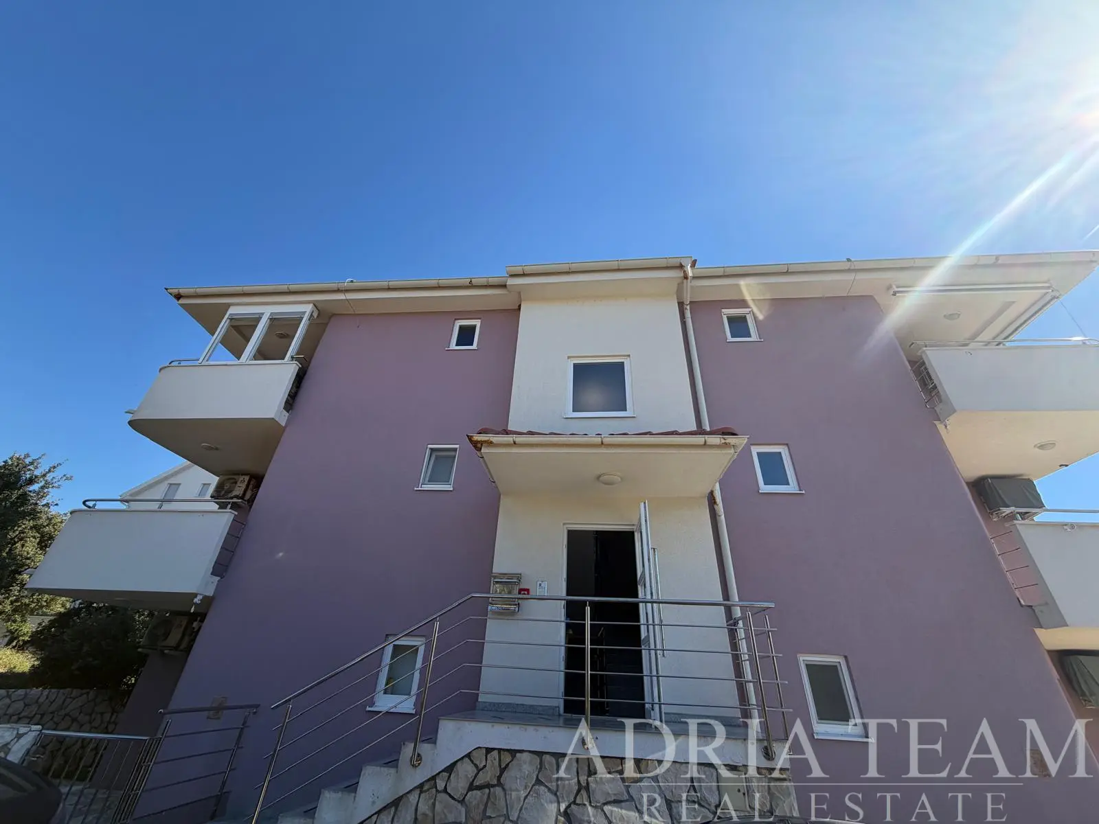ZAŘÍZENÝ TŘÍPOKOJOVÝ APARTMÁN, POUHÝCH 90 M OD MOŘE - MANDRE, OSTROV PAG