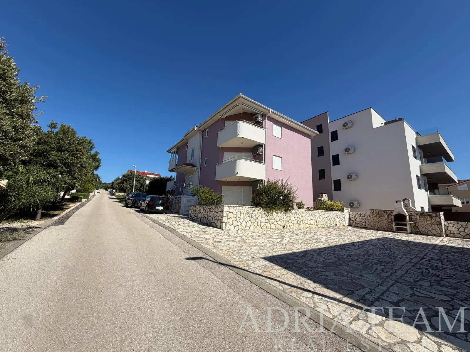 ZAŘÍZENÝ TŘÍPOKOJOVÝ APARTMÁN, POUHÝCH 90 M OD MOŘE - MANDRE, OSTROV PAG