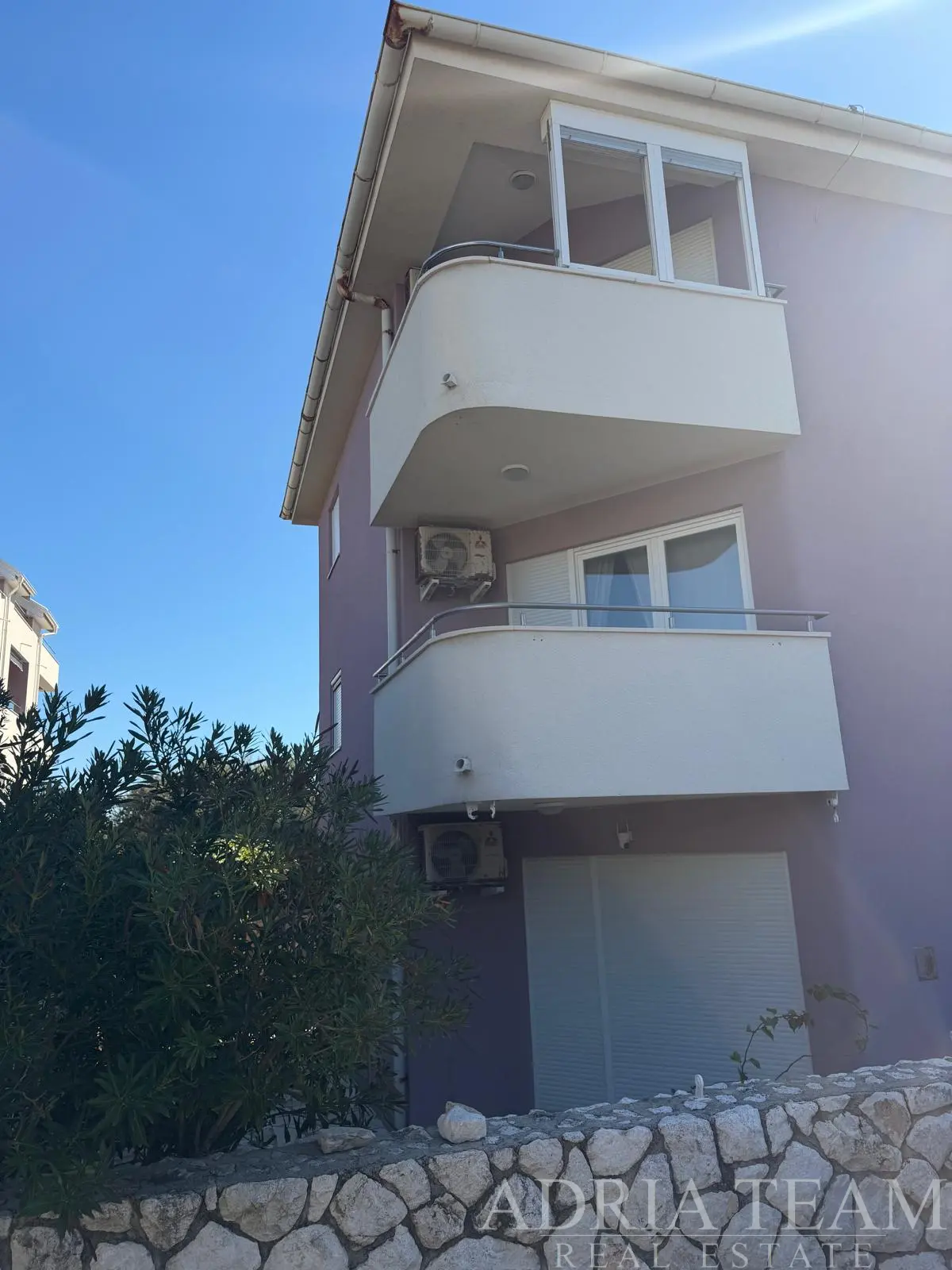 ZAŘÍZENÝ TŘÍPOKOJOVÝ APARTMÁN, POUHÝCH 90 M OD MOŘE - MANDRE, OSTROV PAG