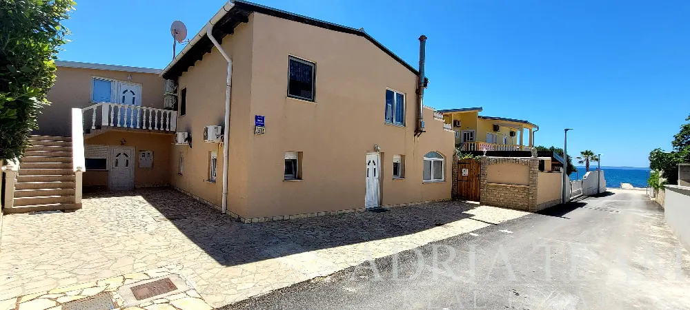 VIR – APARTMÁNOVÝ DŮM SE 4 APARTMÁNY, VÝHLEDEM NA MOŘE A PARKOVÁNÍM – DRUHÁ ŘADA OD MOŘE