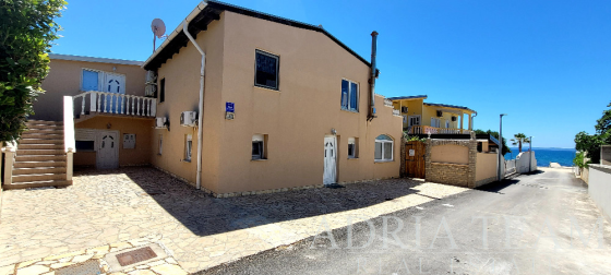 VIR – APARTMÁNOVÝ DŮM SE 4 APARTMÁNY, VÝHLEDEM NA MOŘE A PARKOVÁNÍM – DRUHÁ ŘADA OD MOŘE nemovitost na prodej