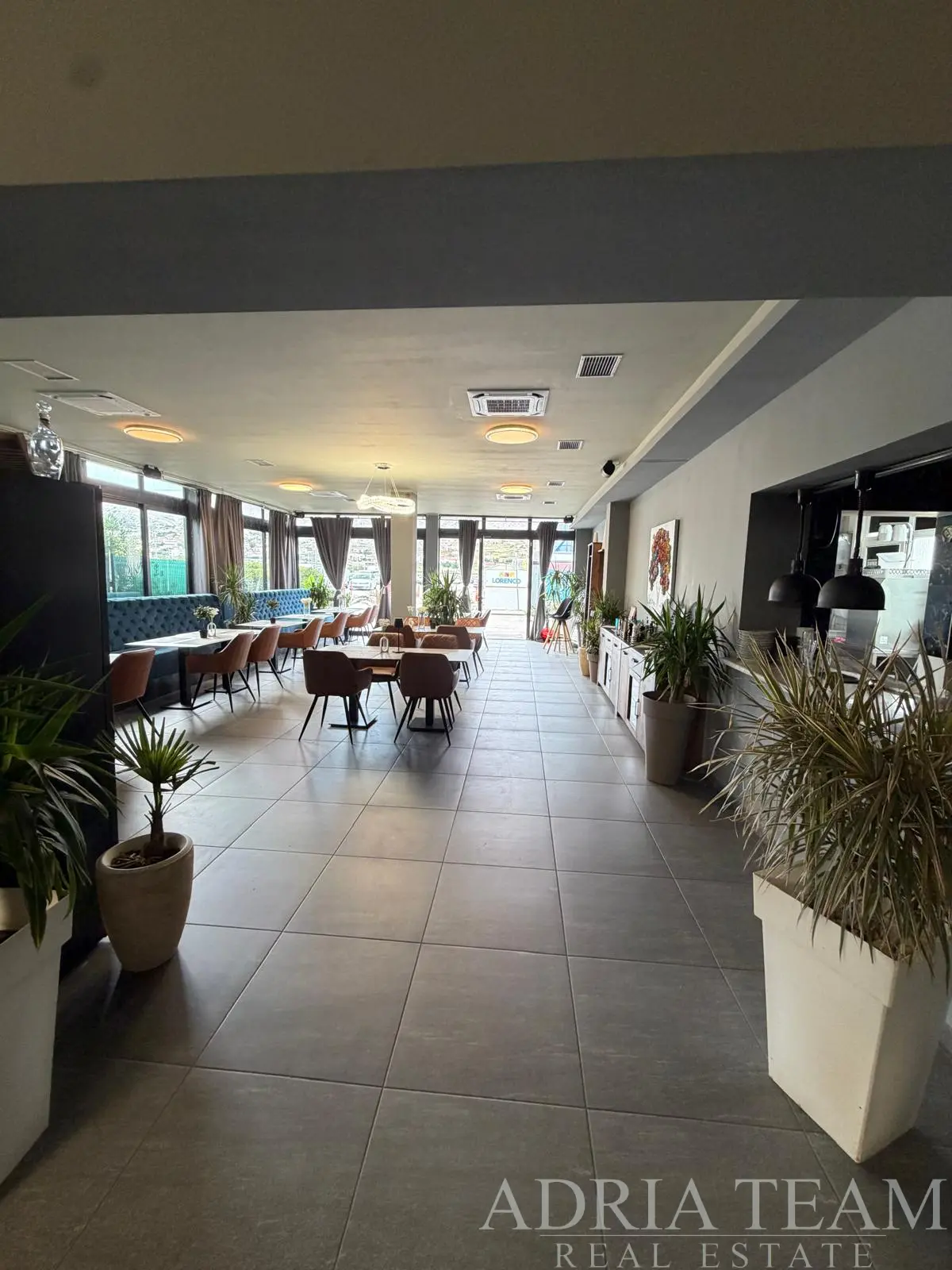 OBYTNĚ-KOMERČNÍ BUDOVA S RESTAURACÍ, TŘEMI BYTY A 5 PARKOVACÍMI MÍSTY – PAG