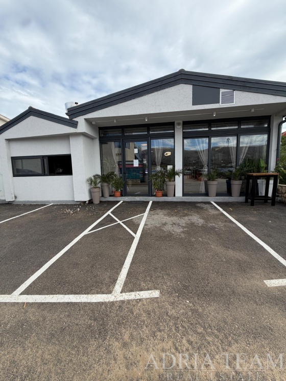 OBYTNĚ-KOMERČNÍ BUDOVA S RESTAURACÍ, TŘEMI BYTY A 5 PARKOVACÍMI MÍSTY – PAG nemovitost na prodej