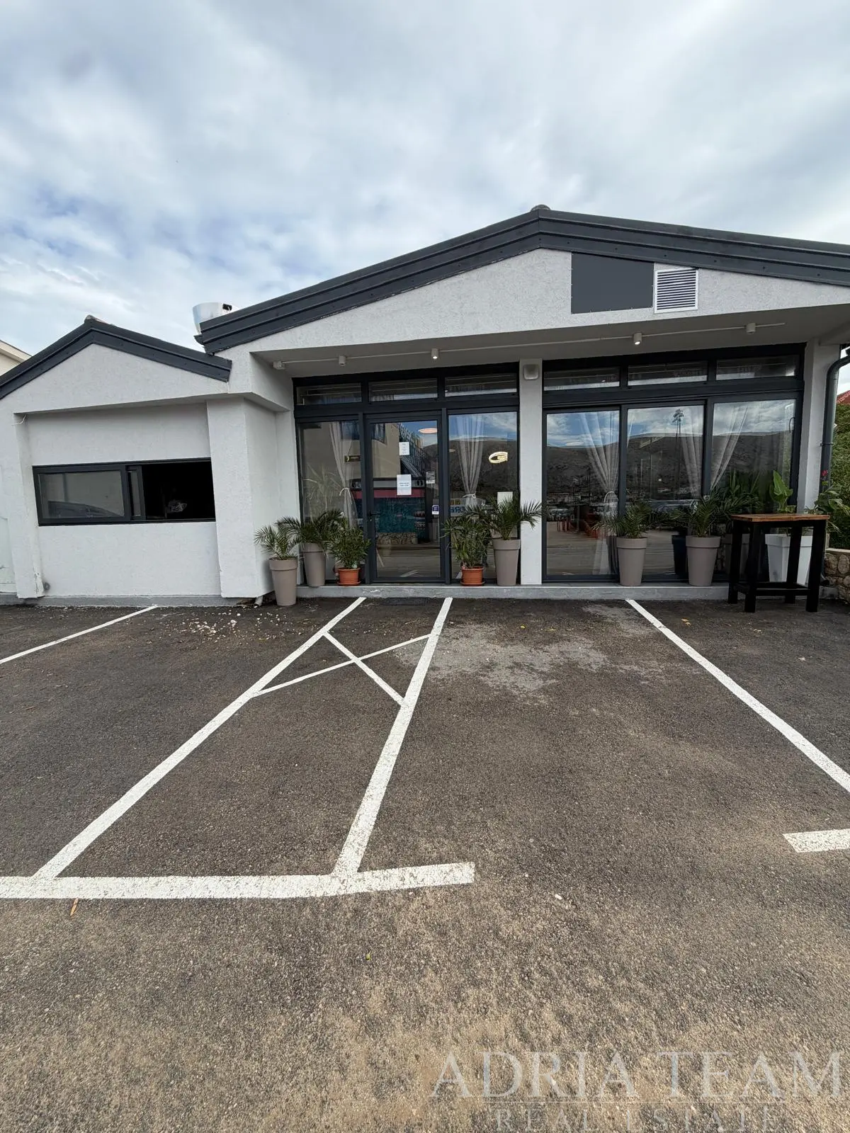 OBYTNĚ-KOMERČNÍ BUDOVA S RESTAURACÍ, TŘEMI BYTY A 5 PARKOVACÍMI MÍSTY – PAG