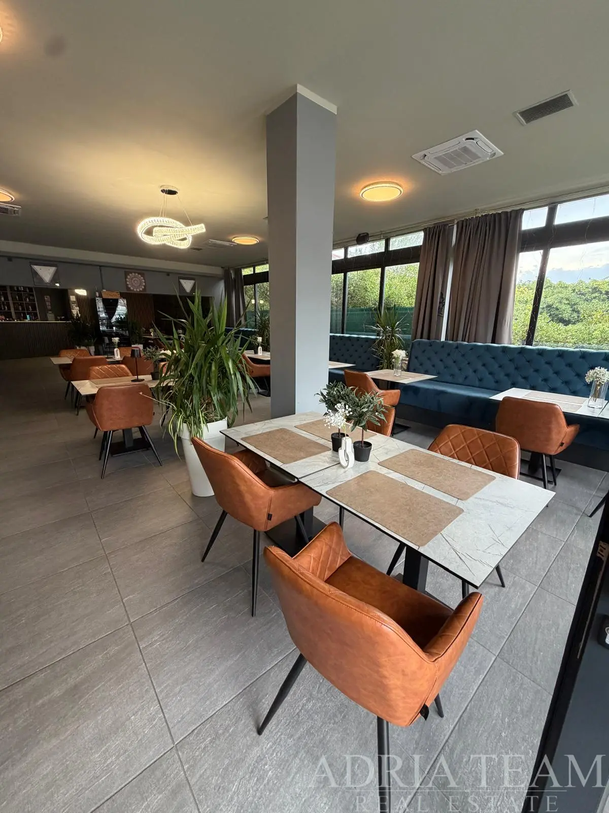 OBYTNĚ-KOMERČNÍ BUDOVA S RESTAURACÍ, TŘEMI BYTY A 5 PARKOVACÍMI MÍSTY – PAG