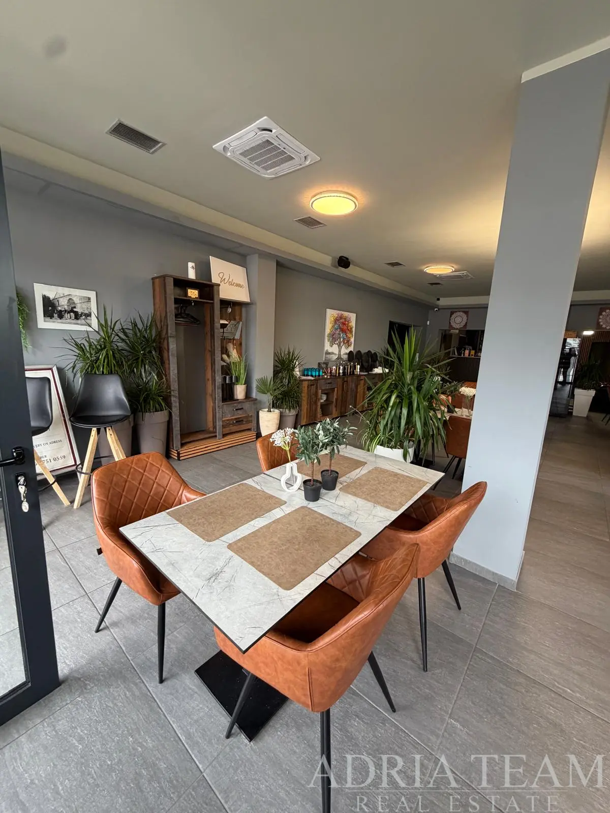 OBYTNĚ-KOMERČNÍ BUDOVA S RESTAURACÍ, TŘEMI BYTY A 5 PARKOVACÍMI MÍSTY – PAG