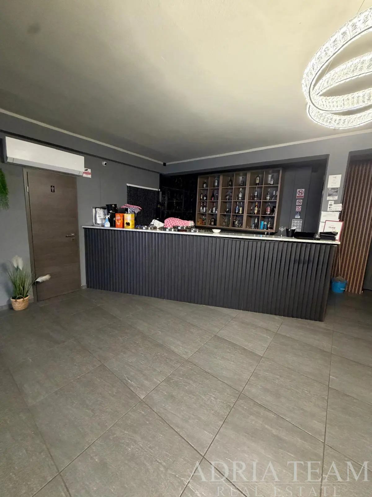 OBYTNĚ-KOMERČNÍ BUDOVA S RESTAURACÍ, TŘEMI BYTY A 5 PARKOVACÍMI MÍSTY – PAG