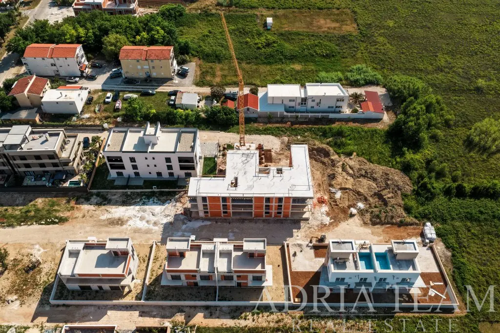 MODERNÍ APARTMÁN 3+KK S PROSTORNOU SOUKROMOU ZAHRADOU A KRYTOU TERASOU V NOVOSTAVBĚ – PRIVLAKA, SABUNIKE