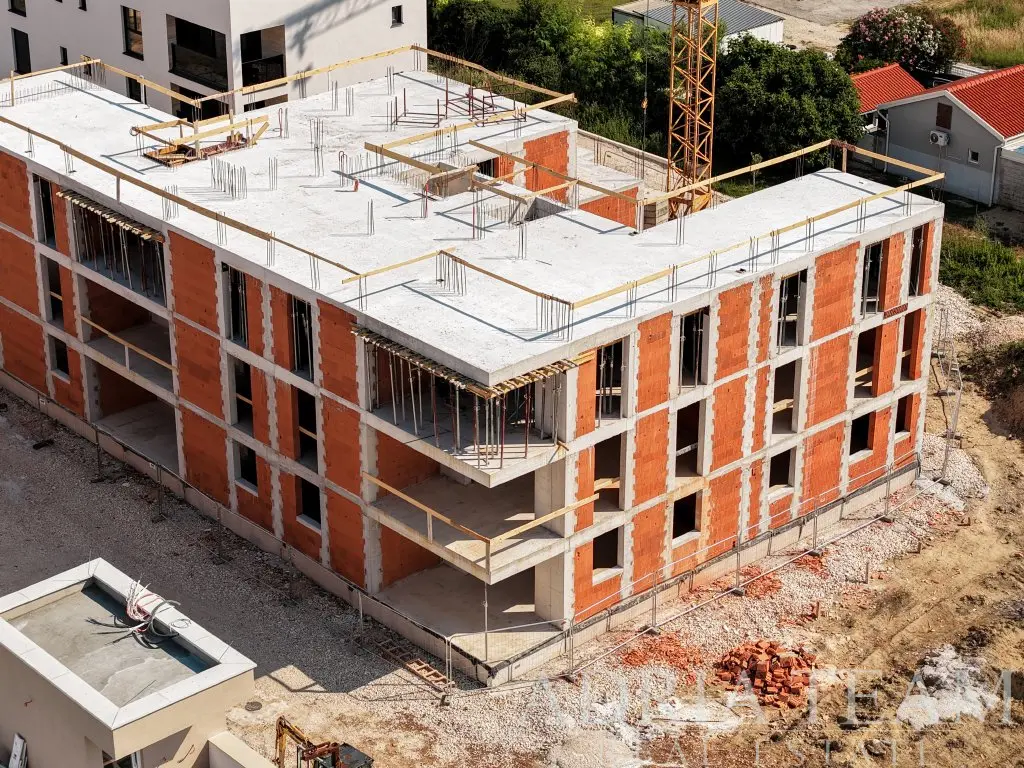 MODERNÍ APARTMÁN 3+KK S PROSTORNOU SOUKROMOU ZAHRADOU A KRYTOU TERASOU V NOVOSTAVBĚ – PRIVLAKA, SABUNIKE