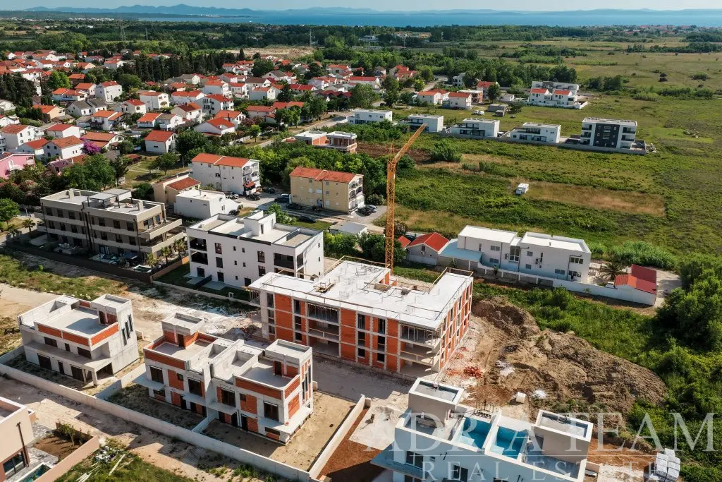 MODERNÍ APARTMÁN 3+KK S KRYTOU TERASOU V NOVOSTAVBĚ – PRIVLAKA, SABUNIKE